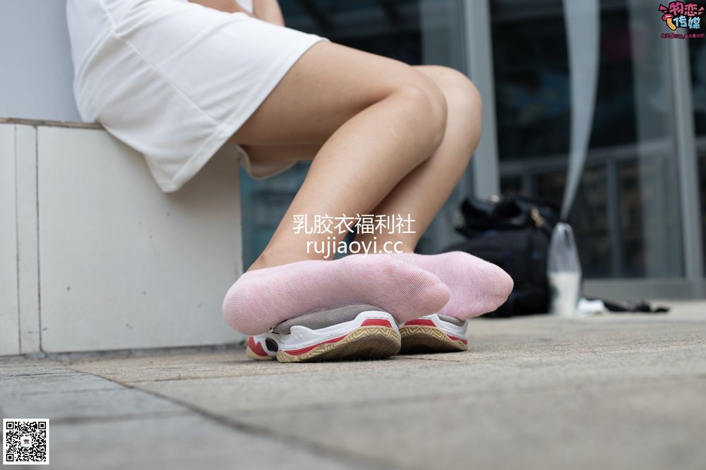 [物恋传媒] No.049 露肩连衣裙搭配撞色老爹鞋，搭配粉色短棉袜 [126P1V1.07G]