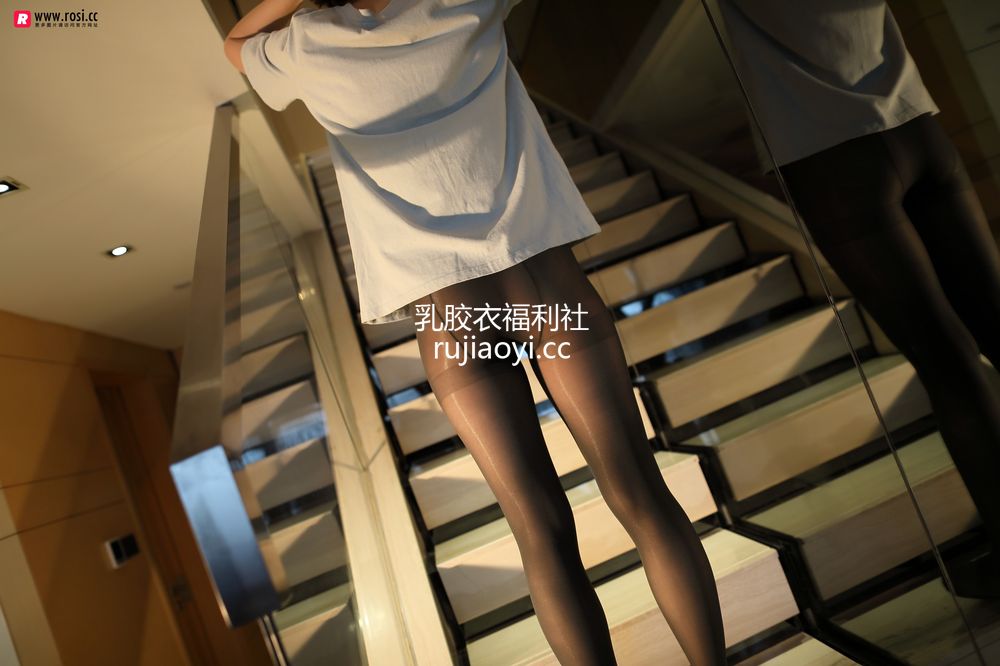 [ROSI写真] 艺学妹0028 T恤黑丝连裤袜的诱惑 [49+1P-45M]
