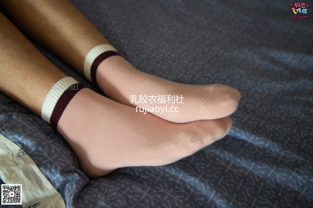 [物恋传媒] No.065 苏贝-温柔格子裙，床上秀袜（粉色棉袜、裸足） [145P1V843M]