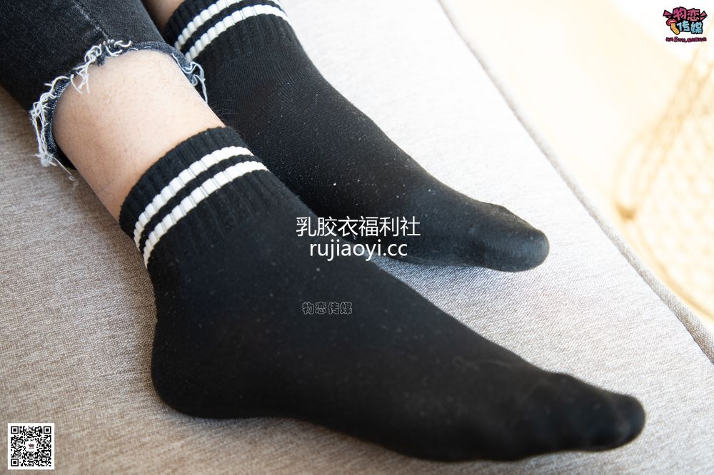 [物恋传媒] No.081 苏贝-又见马丁靴，冬日的经典。（马丁靴、黑色棉袜、裸足） [130P1V803M]