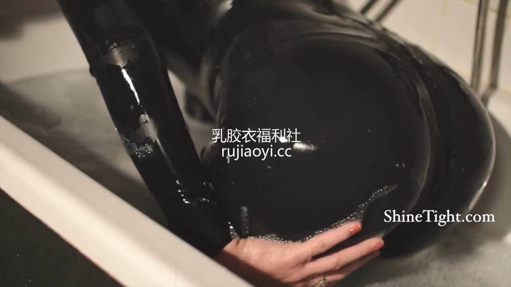 [永V专享-独家精品乳胶衣视频] 妹子在浴缸沐浴湿身诱惑隐约露乳-720P高清视频 [1V117M]